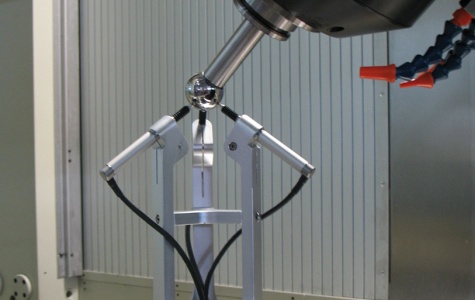 Dispositif de mesure et de compensation automatique des erreurs géométriques de la tête